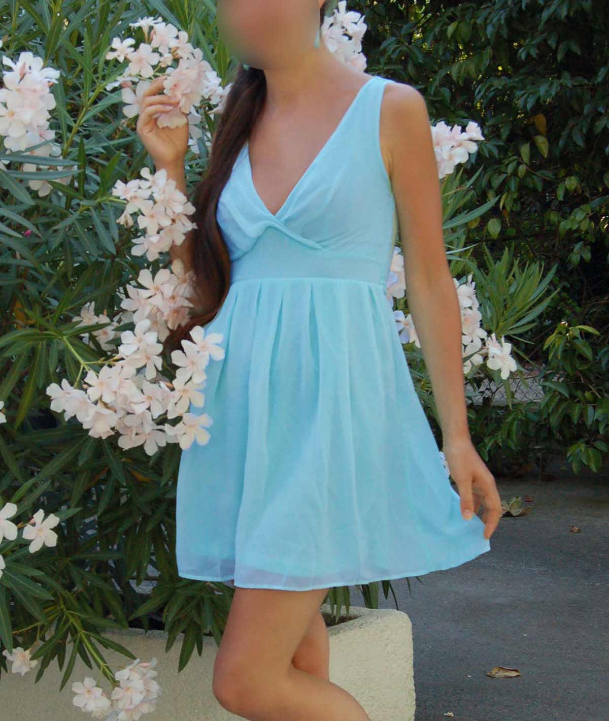 Réalisation robe bleue ciel légère et courte en V avec découpe empire et sans manche